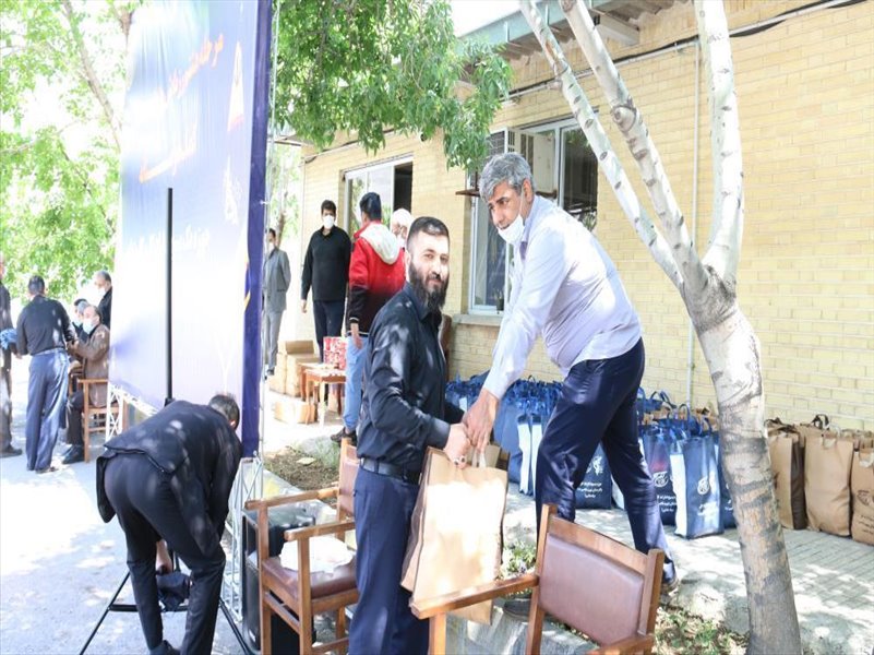 2-مشارکت در کمک‌های مومنانه بسیج حوزه یک کارمندی جهت تهیه و توزیع بسته‌های معیشی در شب‌های قدر
