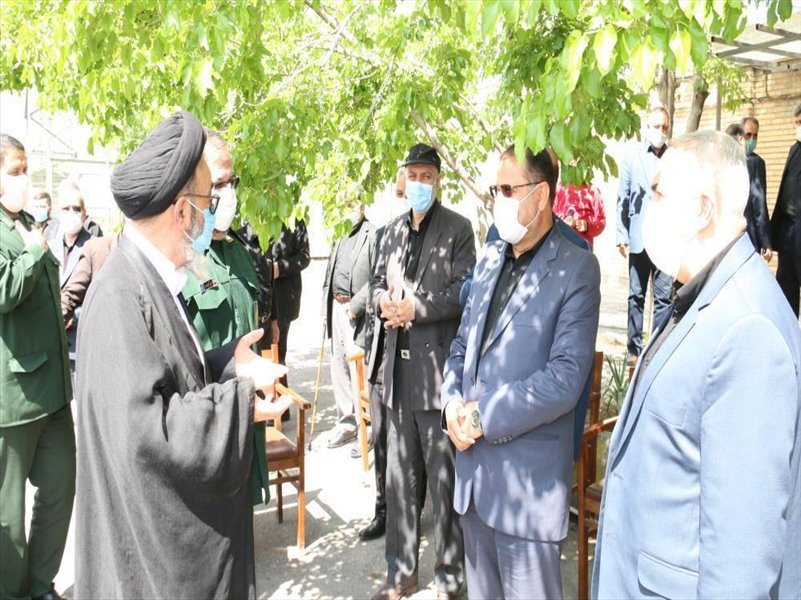 4-مشارکت در کمک‌های مومنانه بسیج حوزه یک کارمندی جهت تهیه و توزیع بسته‌های معیشی در شب‌های قدر