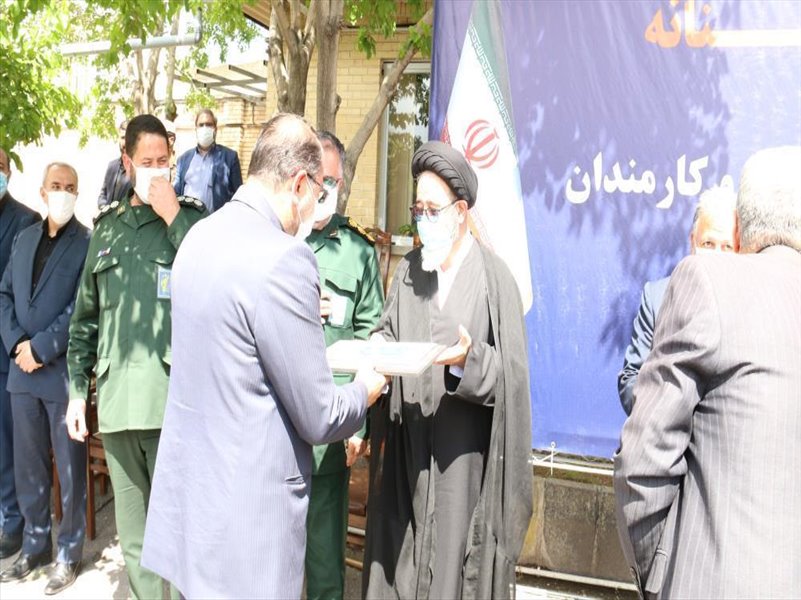 6-مشارکت در کمک‌های مومنانه بسیج حوزه یک کارمندی جهت تهیه و توزیع بسته‌های معیشی در شب‌های قدر