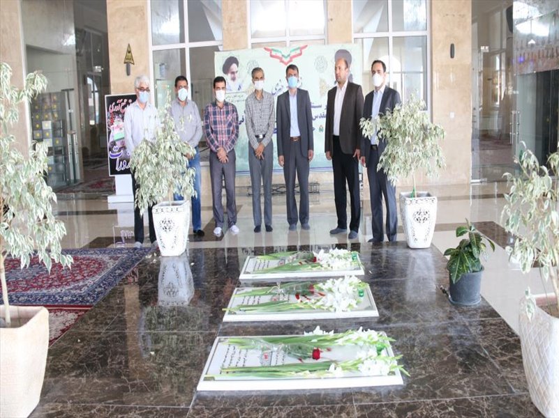 2-زیارت شهدای گمنام پارک شمیم پایداری توسط همکاران شرکت آب و فاضلاب در هفته دفاع مقدس