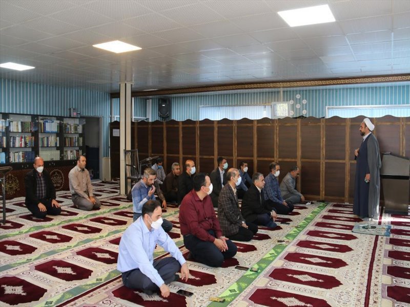 1-سخنرانی امام جماعت شرکت به مناسبت هفته وحدت در طول هفته در نماز خانه شرکت