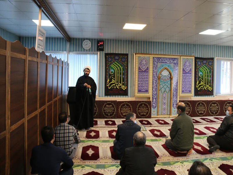 2-برگزاری سخنرانی و مداحی به مناسبت ایام فاطمیه اول در نماز خانه شرکت