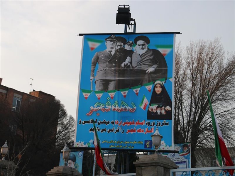 3-نصب بنر و فضا سازی به مناسبت دهه مبارک فجر