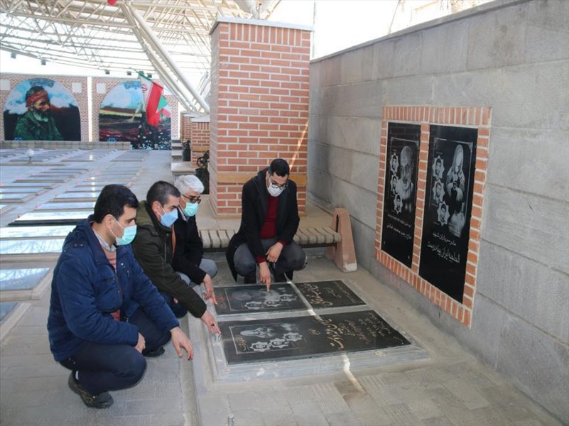 1-مراسم غبارروبی و زیارت شهدای وادی رحمت همکاران شرکت آب و فاضلاب در دهه مبارک فجر