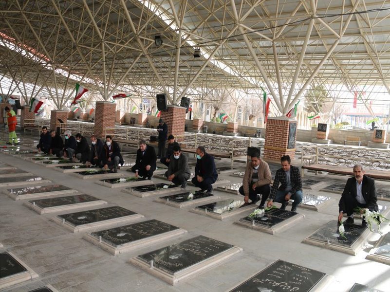 2-غبار روبی و زیارت گلزار شهدای وادی رحمت تبریزبه مناسبت بزرگداشت روز شهدا توسط همکاران