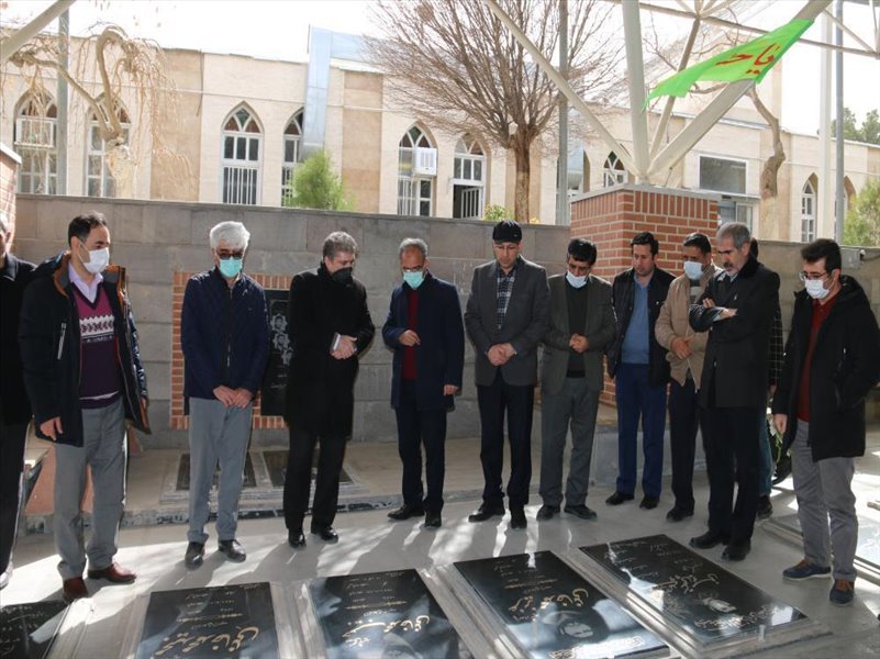 3-غبار روبی و زیارت گلزار شهدای وادی رحمت تبریزبه مناسبت بزرگداشت روز شهدا توسط همکاران