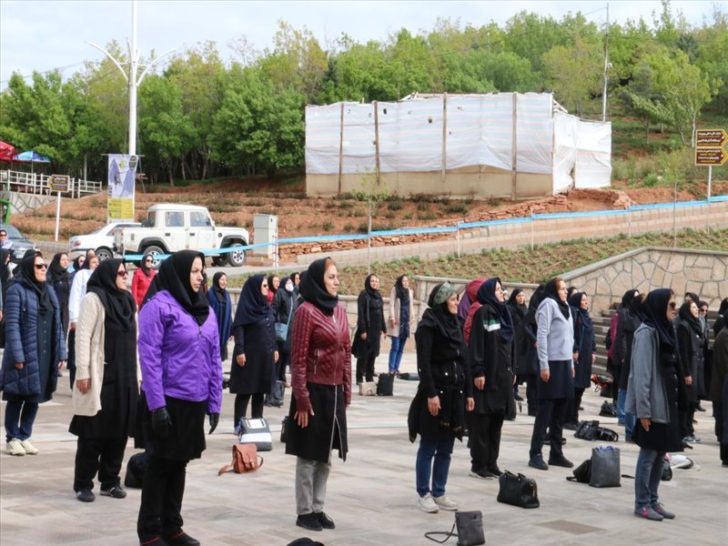 1-شرکت در کوهپیمایی خواهران به مناسبت سوم خرداد