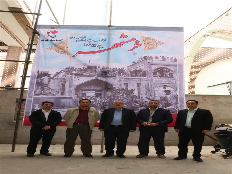 2-غبار روبی مزار شهدا به مناسبت آزادسازی خرمشهر در گلزار شهدا
