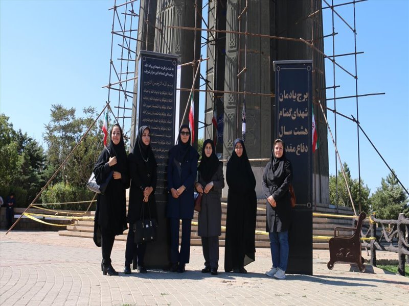 1-حضور خواهران در گلزار شهدای کوه عون ابن علی در هفته دفاع مقدس