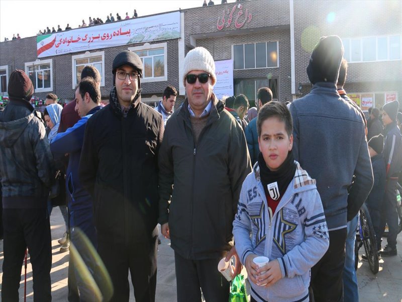 2-شرکت در پیاده روی خانوادگی بزرگ بسیج به مناسبت دهه فجر