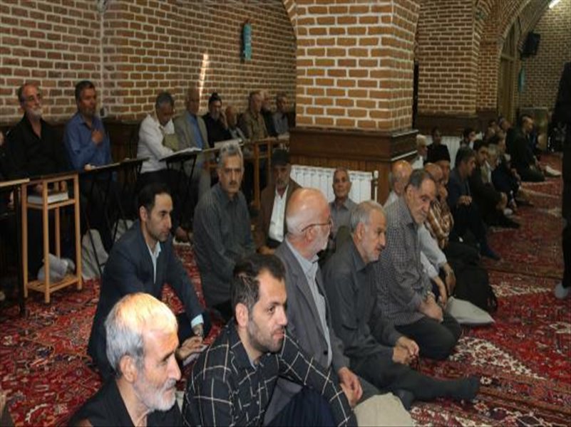 ۲-شرکت در مراسمی به مناسبت رحلت امام خمینی در مسجد مقبره تبریز