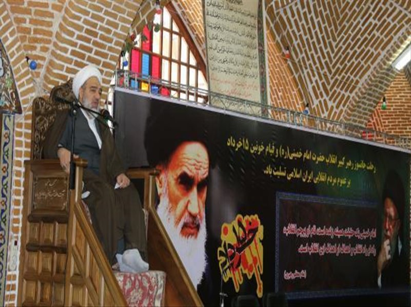 ۴-شرکت در مراسمی به مناسبت رحلت امام خمینی در مسجد مقبره تبریز