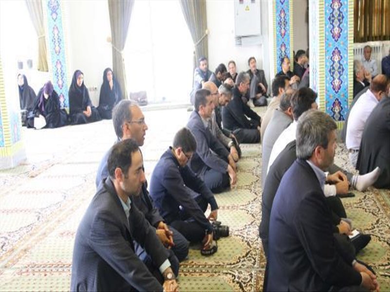 ۳-شرکت در مراسمی به مناسبت رحلت امام راحل در کمیته امداد خمینی