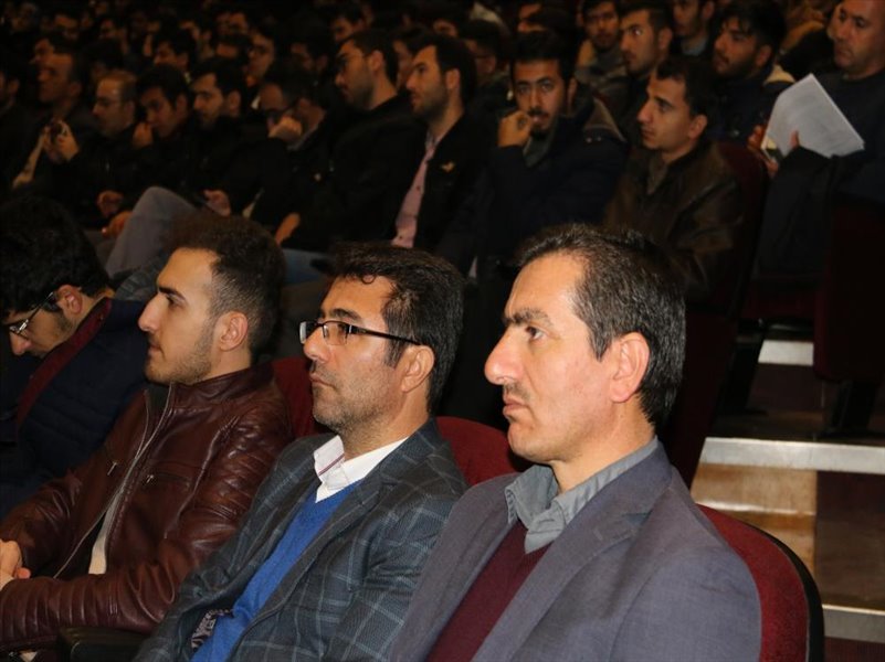 2-شرکت در مراسمی به مناسبت هفته بسیج در تالار وحدت دانشکاه تبریز
