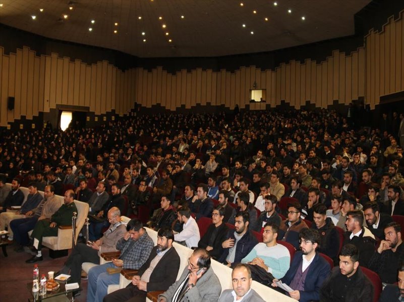 3-شرکت در مراسمی به مناسبت هفته بسیج در تالار وحدت دانشکاه تبریز