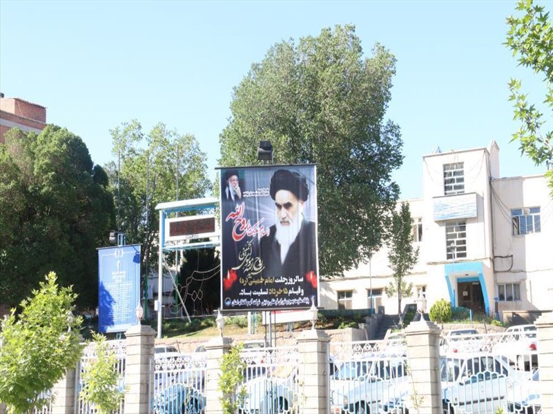 2-نصب بنر و فضاسازی رحلت امام راحل و قیام خونین 15 خرداد