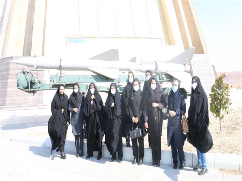 1-زیارت مزار شهدای گمنام و بازدید از نمایشگاه هفته دفاع مقدس بسیج خواهران در هفته دفاع مقدس