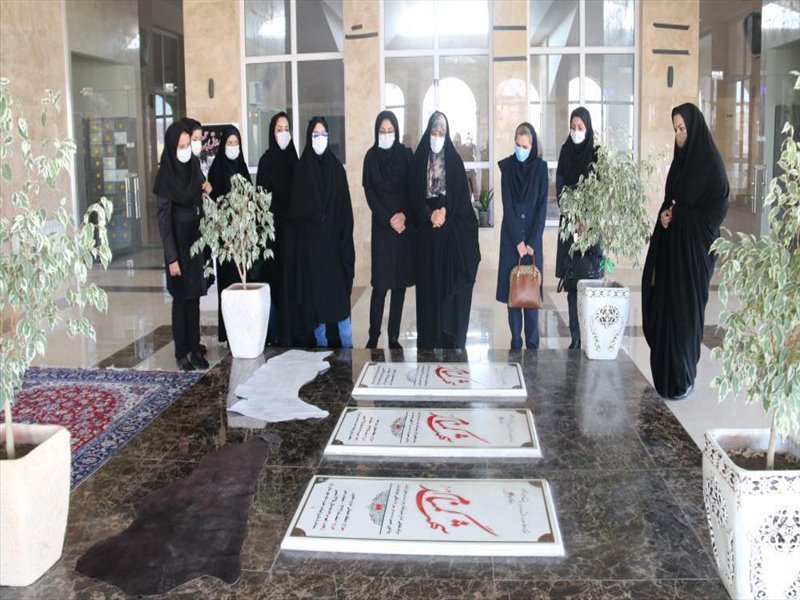 3-زیارت مزار شهدای گمنام و بازدید از نمایشگاه هفته دفاع مقدس بسیج خواهران در هفته دفاع مقدس