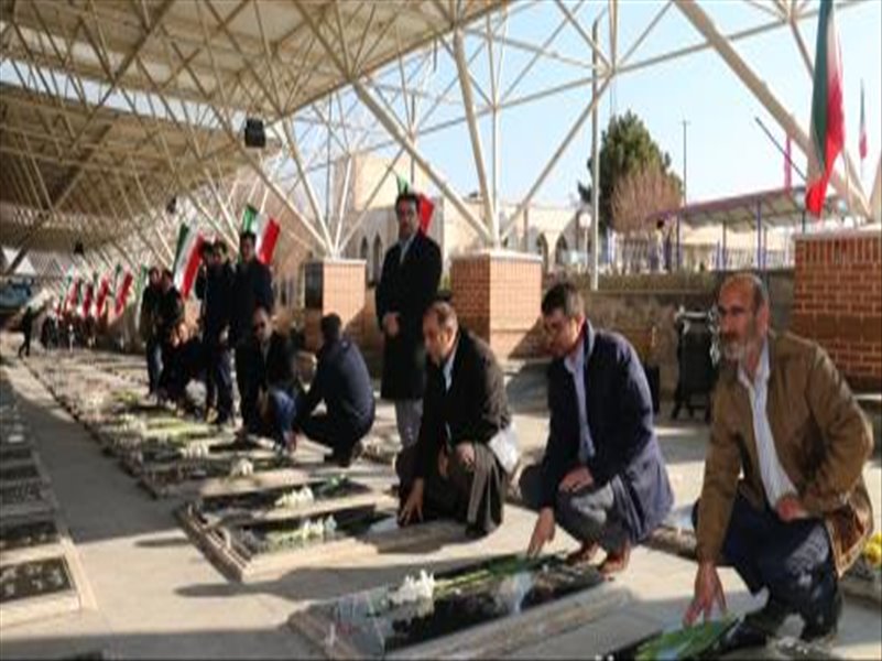 غبار روبی مزار شهدا در دهه فجر