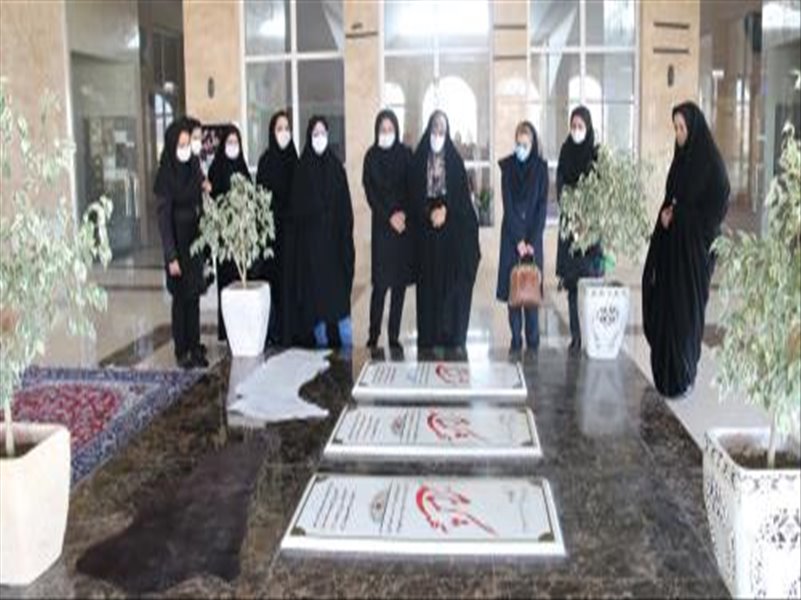 زیارت مزار شهدای گمنام و بازدید از نمایشگاه هفته دفاع مقدس بسیج خواهران در هفته دفاع مقدس