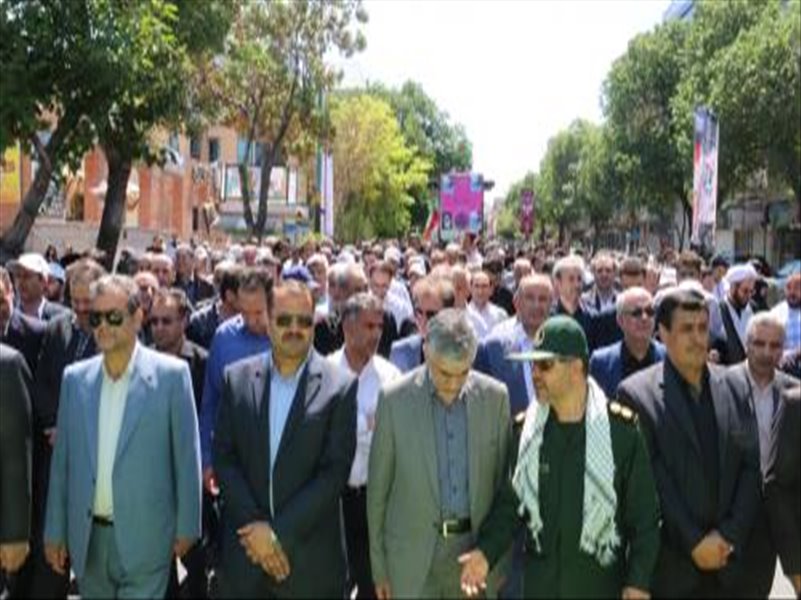 نمایش عکس‌های مربوط به راهپیمائی روز قدس سال‌های قبل با حضور مسئولین و کارکنان در فضای مجازی