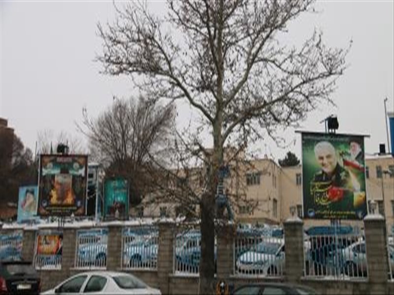 نصب بنر شهادت حضرت زهرا (س) و دومین سالگرد شهادت سردار حاج قاسم سلیمانی