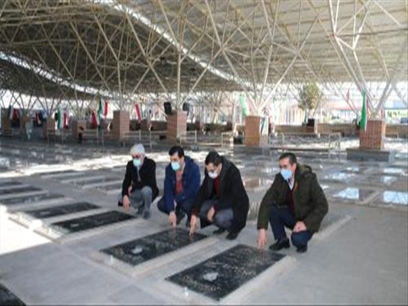 مراسم غبارروبی و زیارت شهدای وادی رحمت همکاران شرکت آب و فاضلاب در دهه مبارک فجر