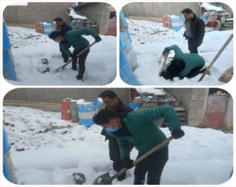تلاش شبانه‌روزی کارکنان آب و فاضلاب ورزقان برای ارائه خدمات در شرایط سخت برفی